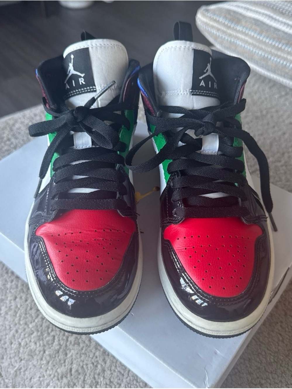 Nike Air Jordan 1 Mid - Red, Black & Green
